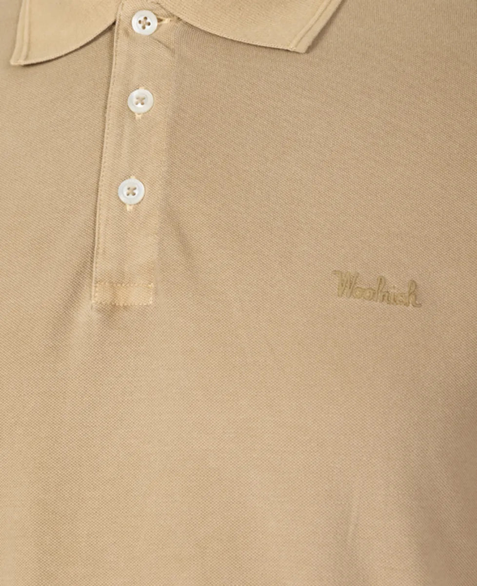 Woolrich polo beige met knopen & uitgeschreven Woolrich logo