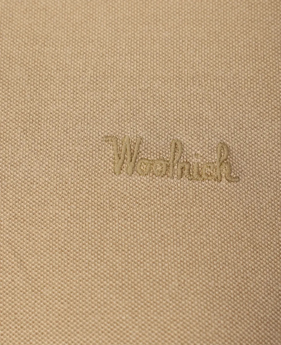Woolrich polo beige met knopen & uitgeschreven Woolrich logo